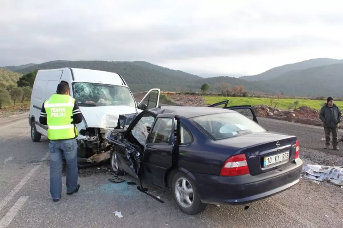 Balıkesir\'de Trafik Kazası: 4 Ölü, 3 Yaralı