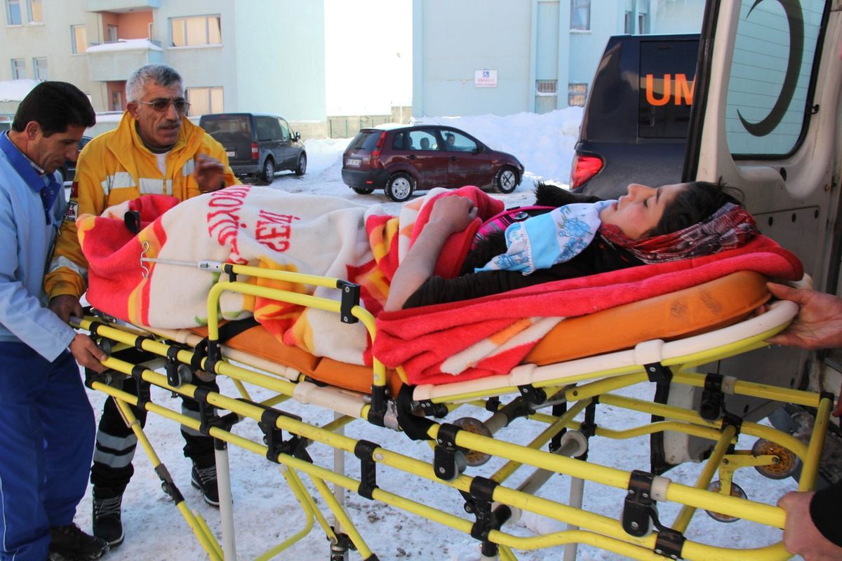 Başkale\'de Nefes Kesen Hasta Kurtarma Operasyonu