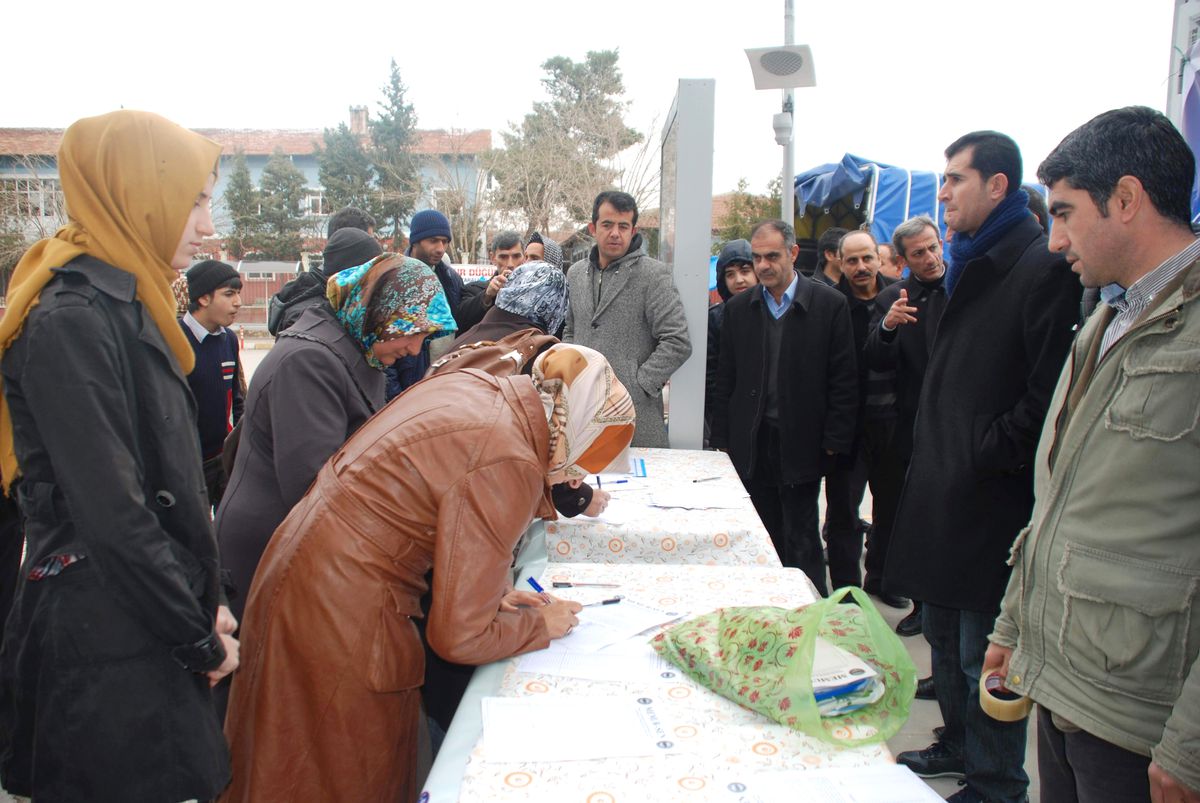 Eğitimciler Kahta\'da İmza Kampanyası Başlattı