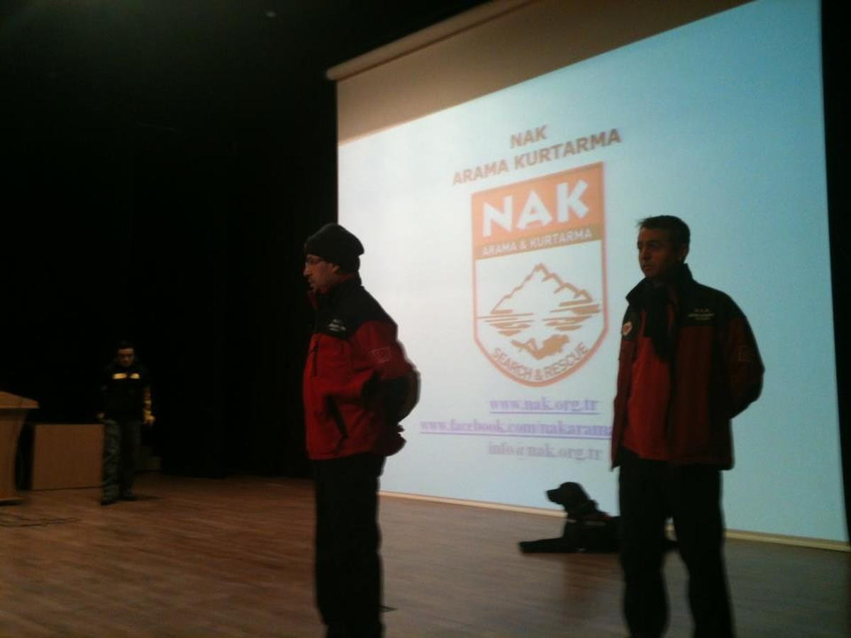 Enkaz Altında Kalanları "Dick" Kurtaracak
