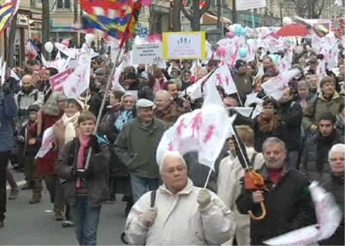 Fransa\'da Eşcinsel Evlilik Karşıtları Sokaklara Döküldü