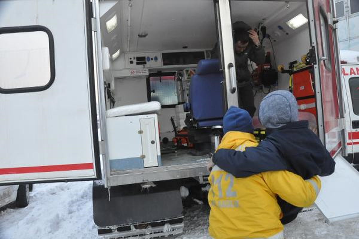 Hakkari\'de Hastaların İmdadına Paletli Ambulanslar Yetişiyor