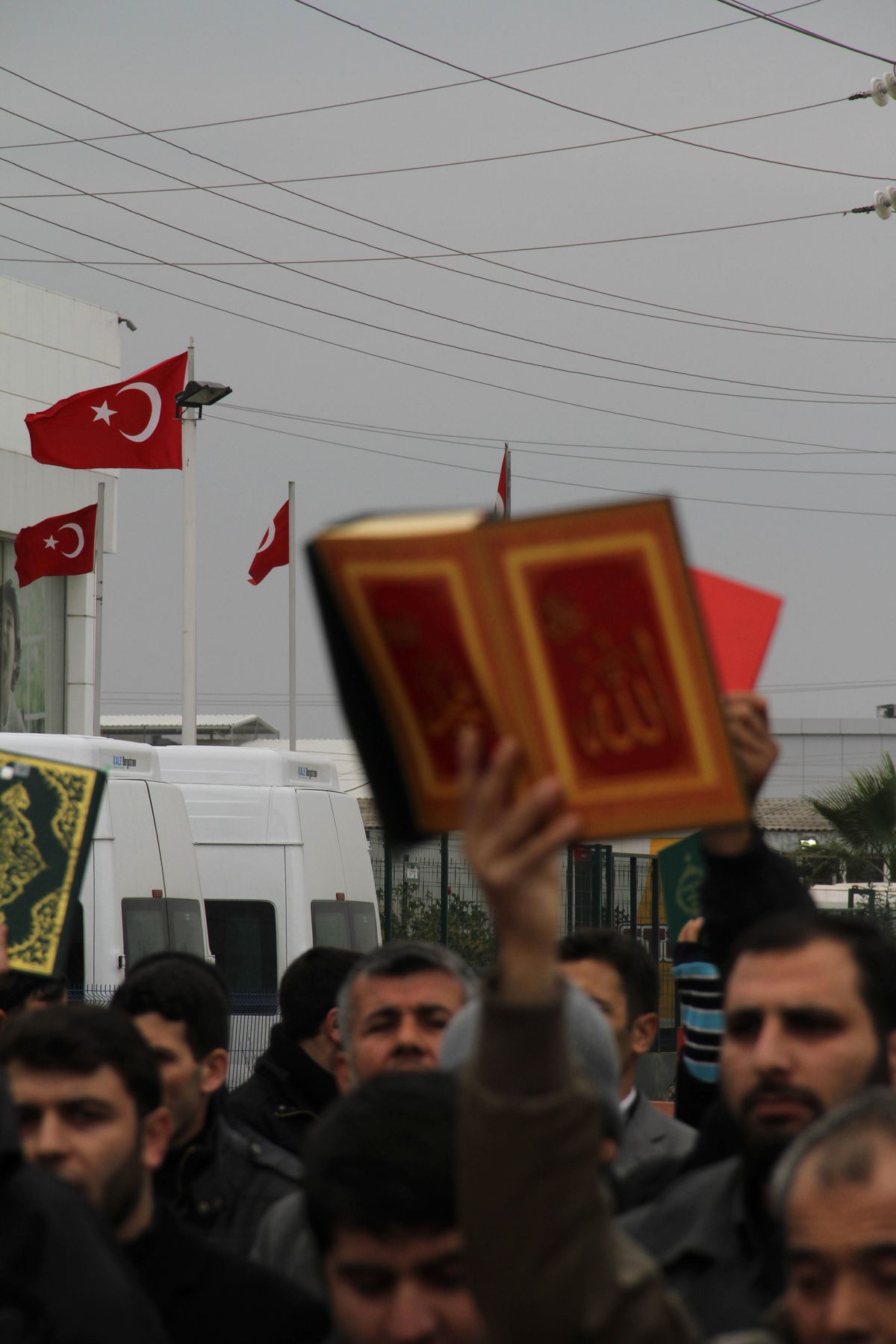 İncirlik\'te İbadethaneye Saldırıya Kur\'an-I Kerimli Tepki