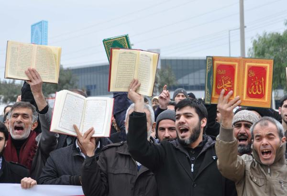 İncirlik Üssü\'ndeki Camiye Yapılan Saldırıya ABD Konsolosluğu\'nda Kur\'an-I Kerim\'li Protesto