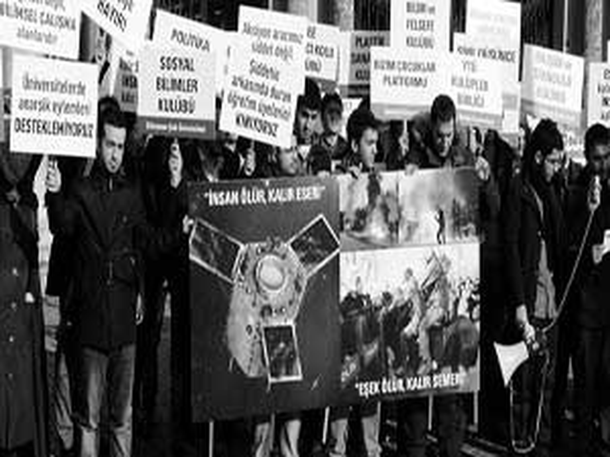 Iraklı Gençler Maliki\'yi Beyazıt\'ta Protesto Etti
