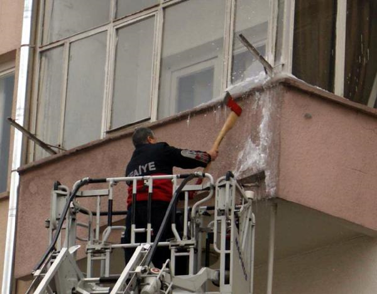 İtfaiye Buz Sarkıtlarını Temizledi