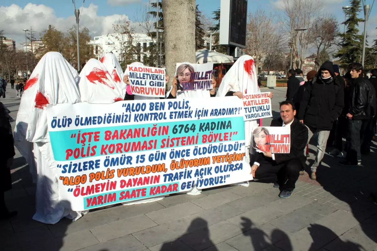 Kanlı Kefen Giyen Şiddet Mağduru Kadınlardan Protesto