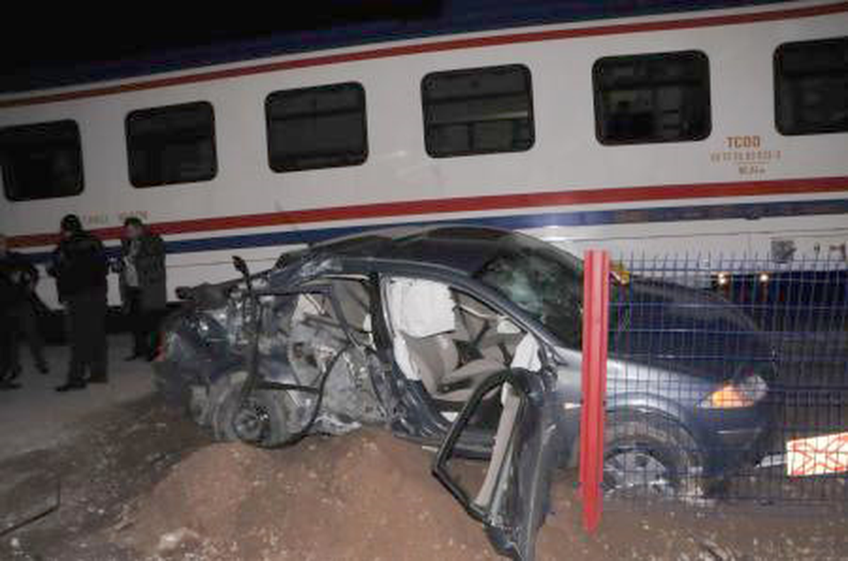 Konya\'da Tren Otomobile Çarptı: 4 Yaralı