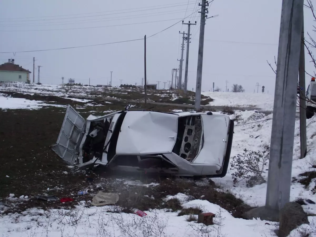Kulu'da Otomobil Çukura Düştü: 2 Yaralı