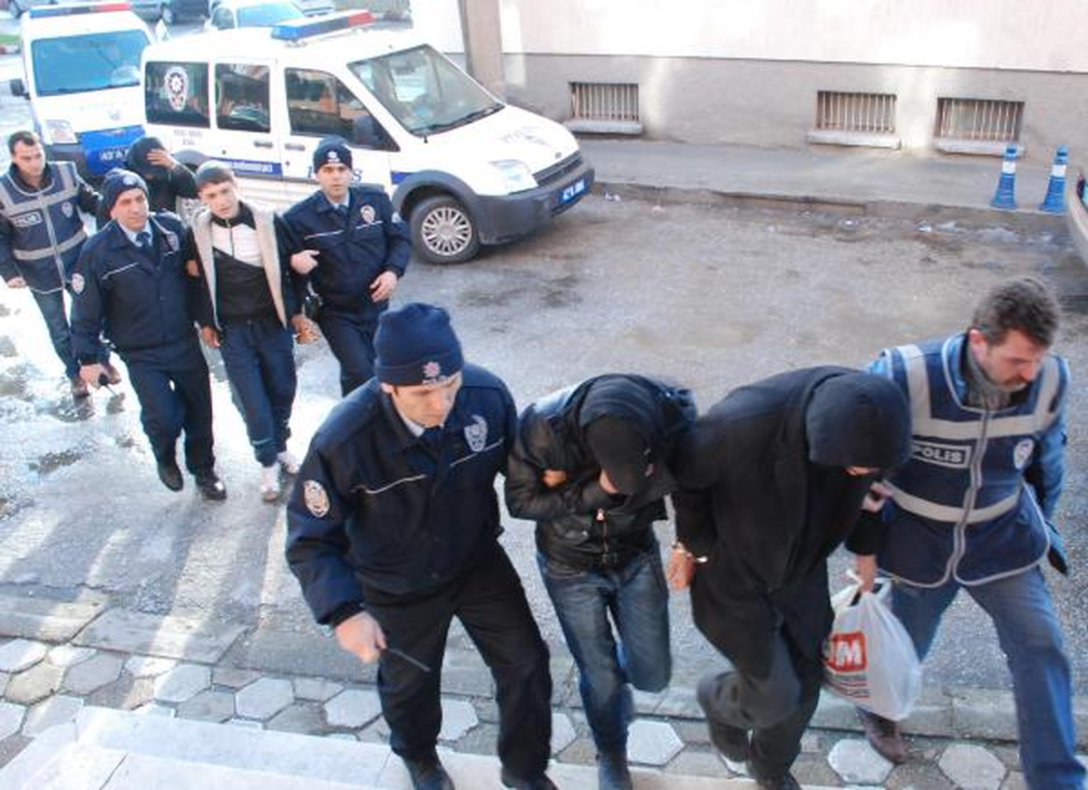 Marketlerden Sigara Çalan 4 Kişi, Suçüstü Yakalandı
