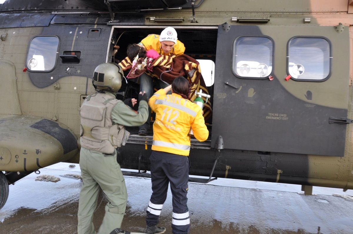 Mehmetçik, Siirt\'te 2 Hastayı Helikopterle Hastaneye Ulaştırdı