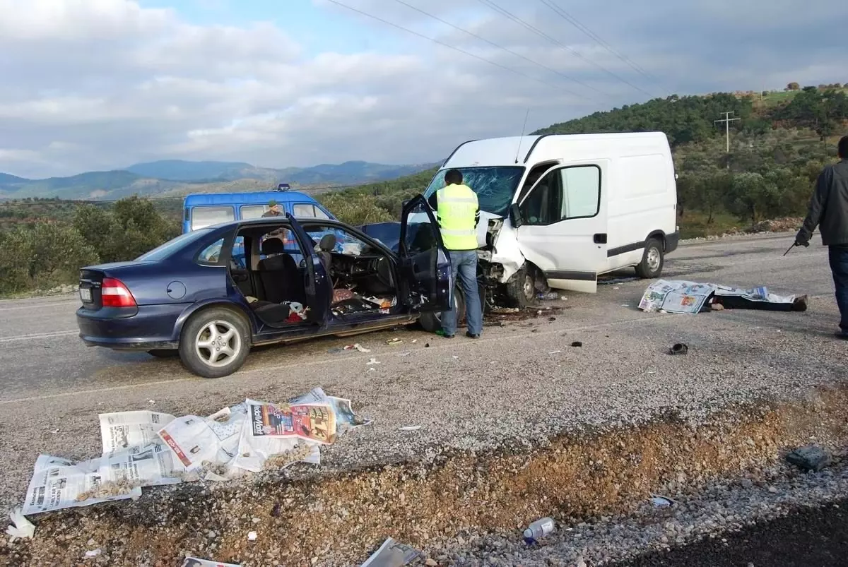 Otomobil ile Minibüs Çarpıştı: 4 Ölü, 3 Yaralı