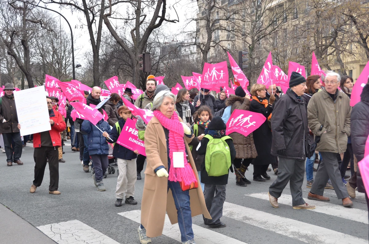 Paris\'te \'Eşcinsel Evlilik Kanunu\' Karşıtı On Binler Sokağa İndi