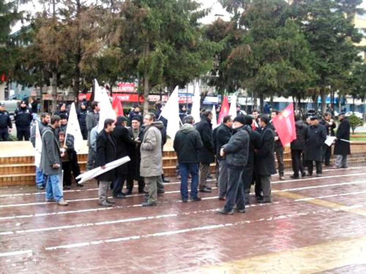 Sakarya\'da Hdk Üyeleri Pariste PKK\'lı 3 Kadının Öldürülmesini Protesto Etti