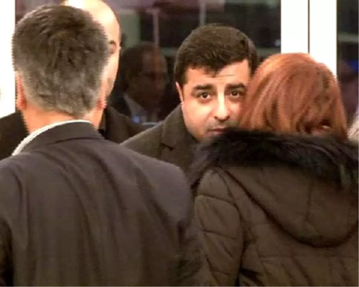Selahattin Demirtaş Paris\'ten Döndü