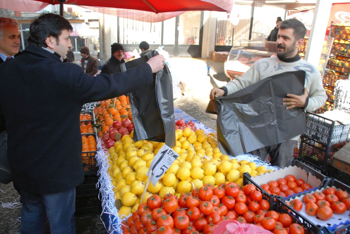Semt Pazarı Esnafına Ücretsiz Çöp Poşeti