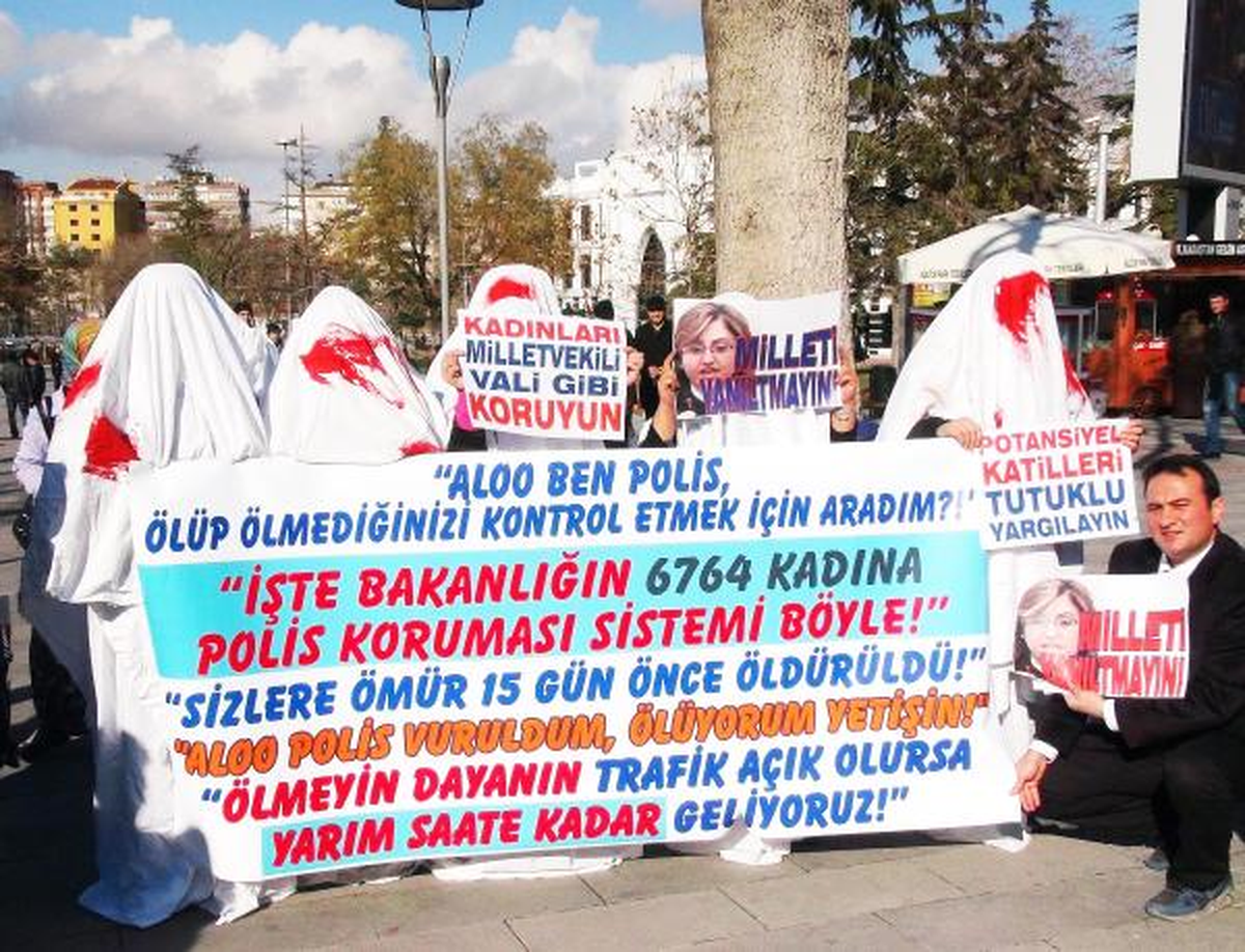 Şiddet Gören Kadınlardan, Kanlı Kefenli Protesto