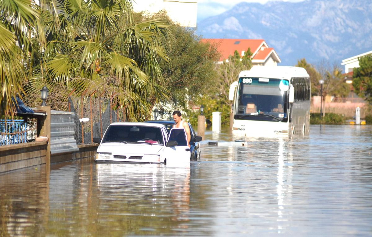 Şiddetli Yağmur, Serik ve Manavgat\'ta Su Baskınlarına Neden Oldu