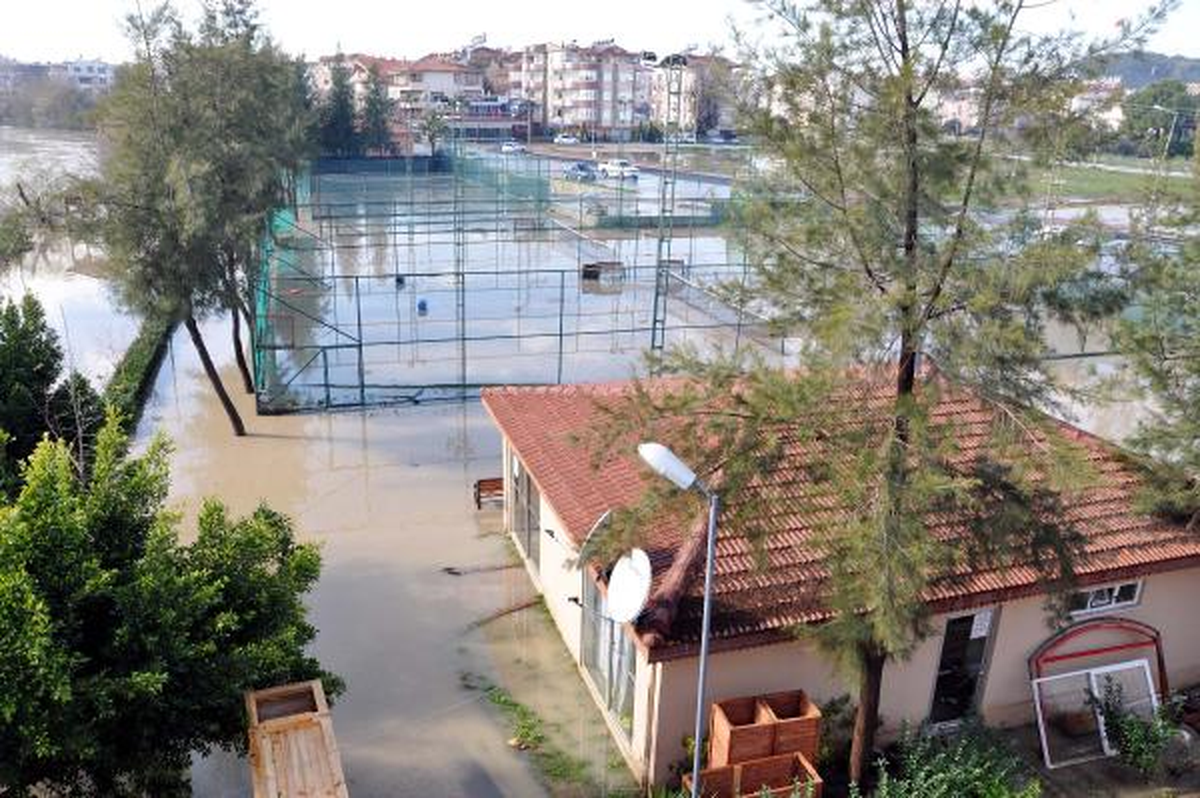 Şiddetli Yağmur Serik ve Manavgat\'ta Su Baskınlarına Neden Oldu (5)