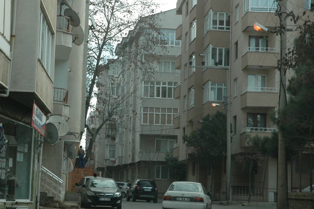 Sokak Aydınlatmaları Gündüz de Yanıyor