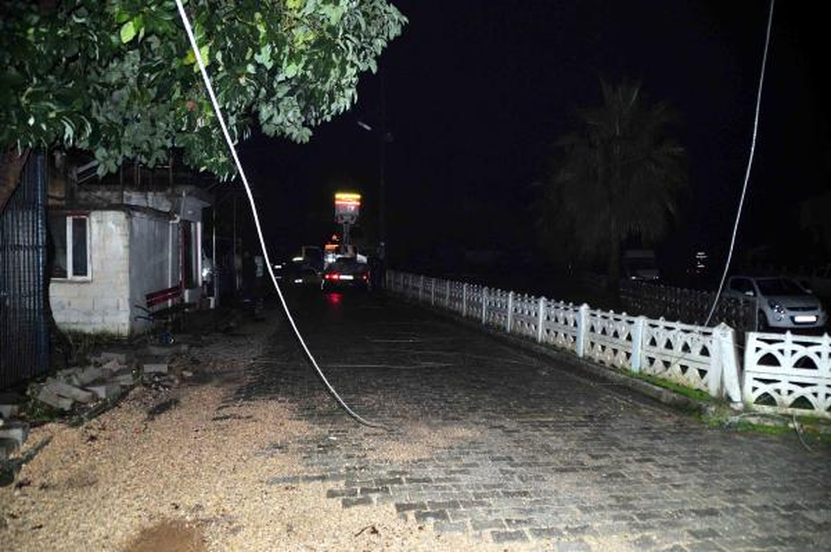 Trafoya Düşen Yıldırım, Mahalleyi 11 Saat Elektriksiz Bıraktı