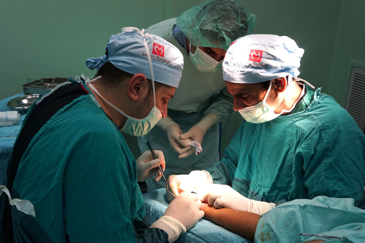 Yeryüzü Doktorları Gazze\'de Ameliyat Yapıyor