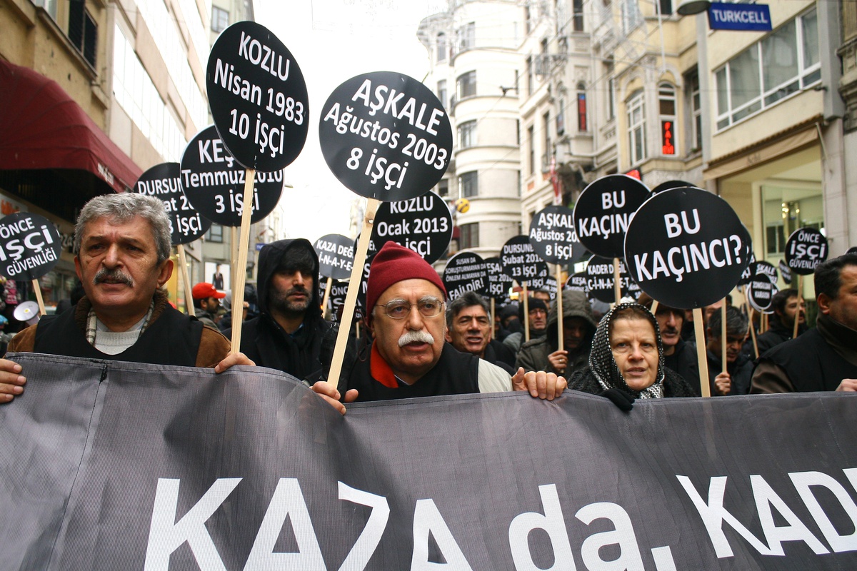 Zonguldak\'ta Ölen İşçiler İçin Saygı Yürüyüşü
