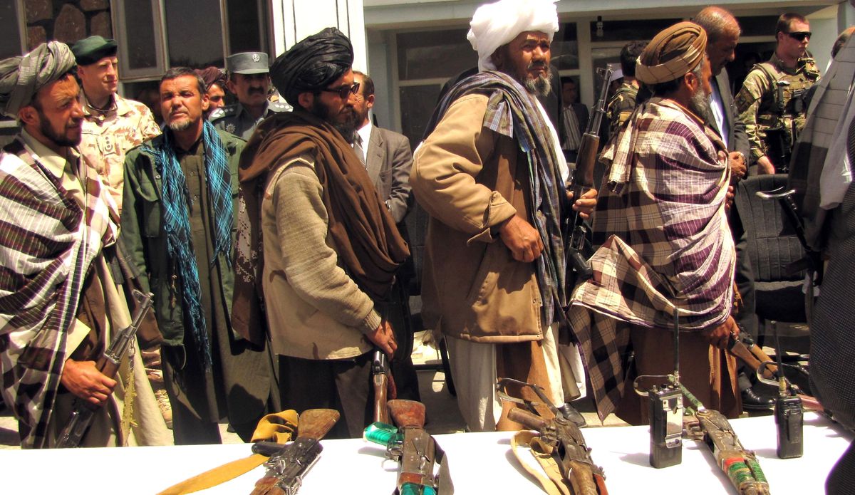 Afganistan\'da 11 Taliban Teslim Oldu