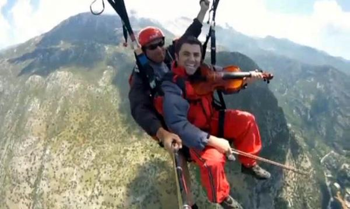 Aşkı İçin Paraşütle Atlarken Keman Çaldı