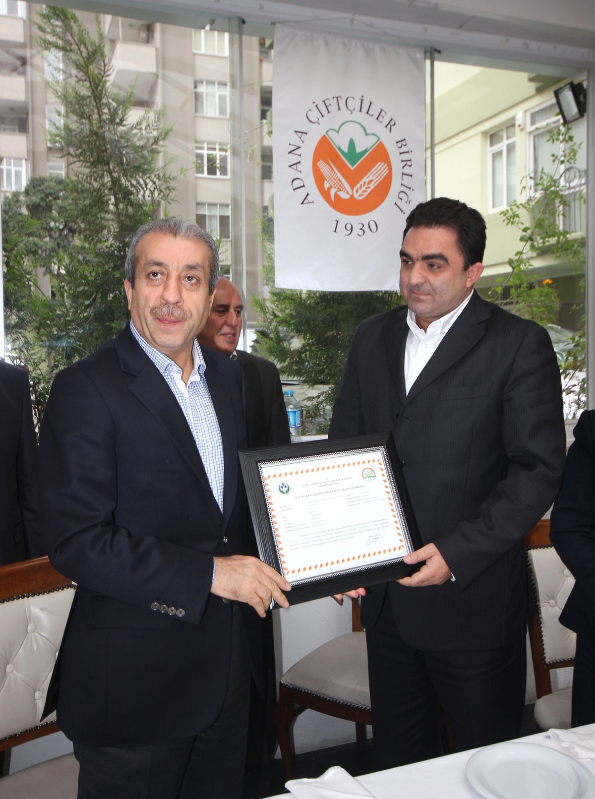 Bakan Eker Adanalı Çiftçiye "Hastalıktan Ari İşletme" Sertifikası Verdi
