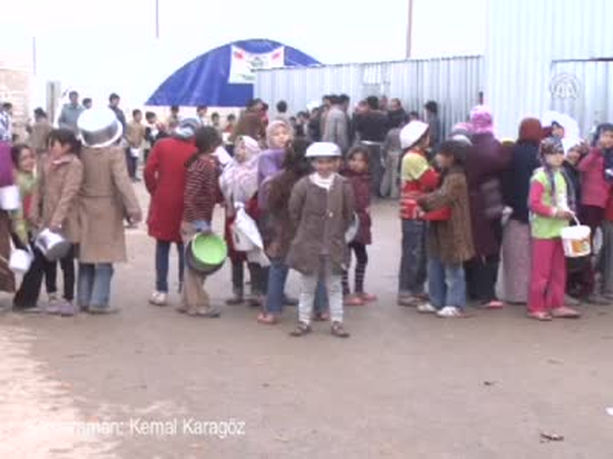 "Bir Ekmek Bir Battaniye" ile Ayakta Duruyorlar