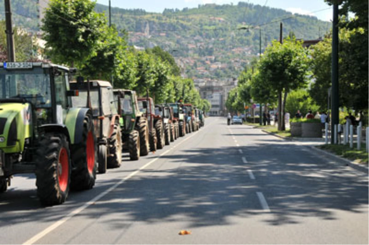 Bosna-Hersekli Çiftçilerden Teşvik Protestosu