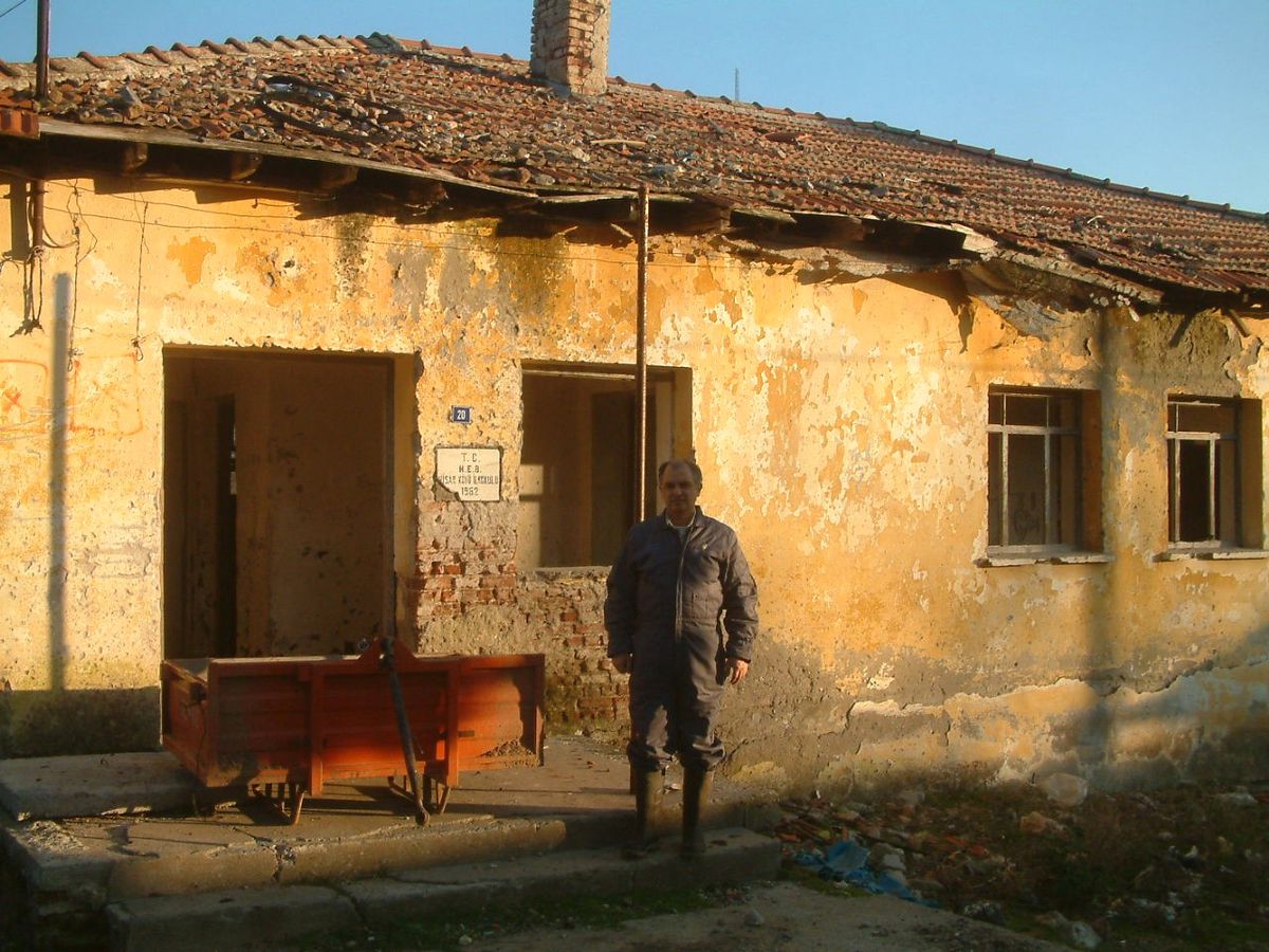 Burhaniye\'de Kullanılmayan Köy Okulları Yıkılıyor