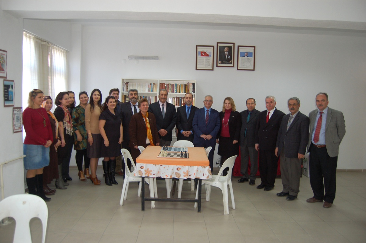 Çardaklıyız Biz Derneği\'nden Okula Kitap Bağışı