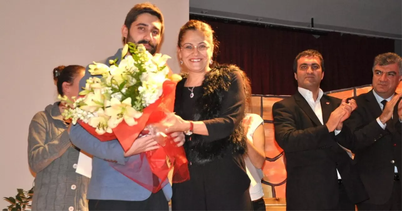 CHP\'li Gençler, Engelliler İçin Yazıp Oynadı