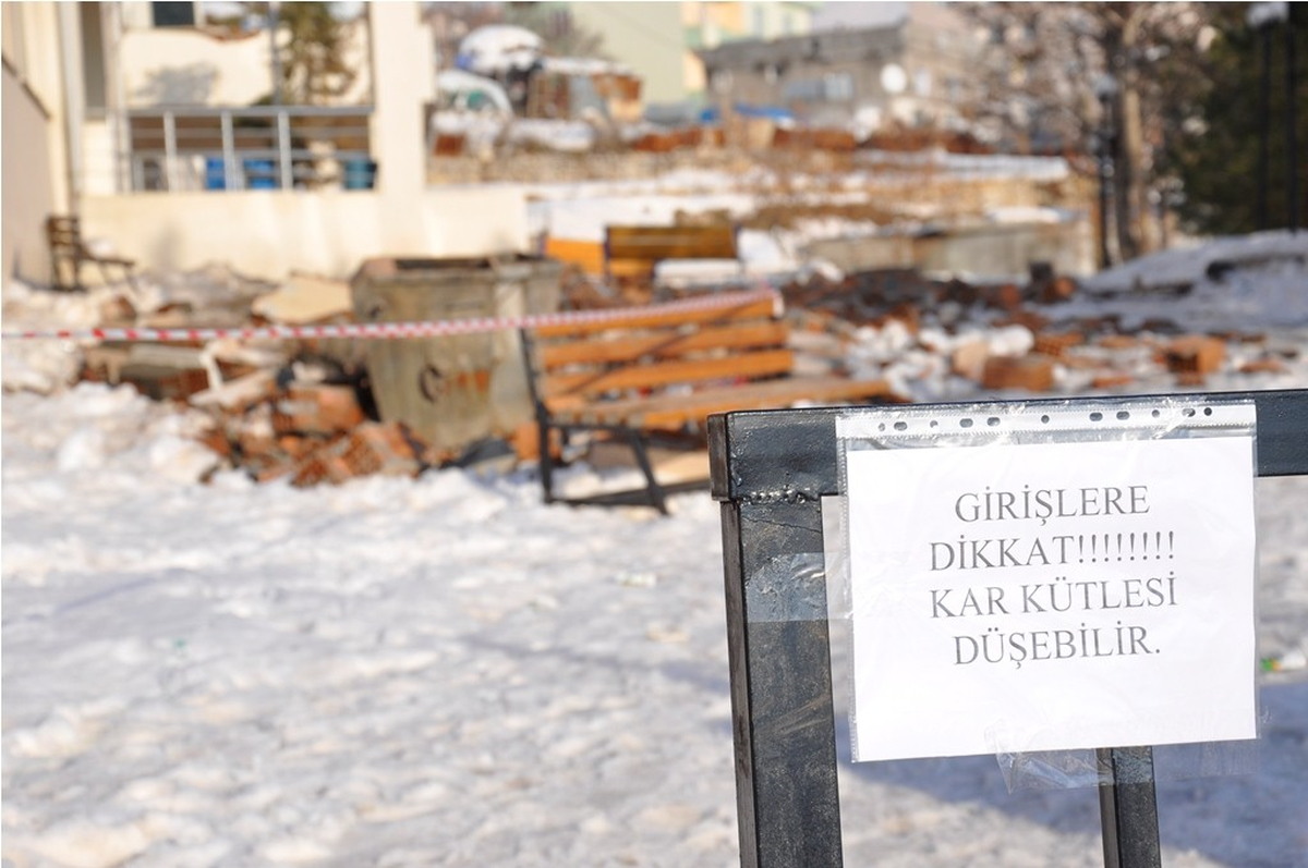 Düşen Saçak Tehlike Saçtı