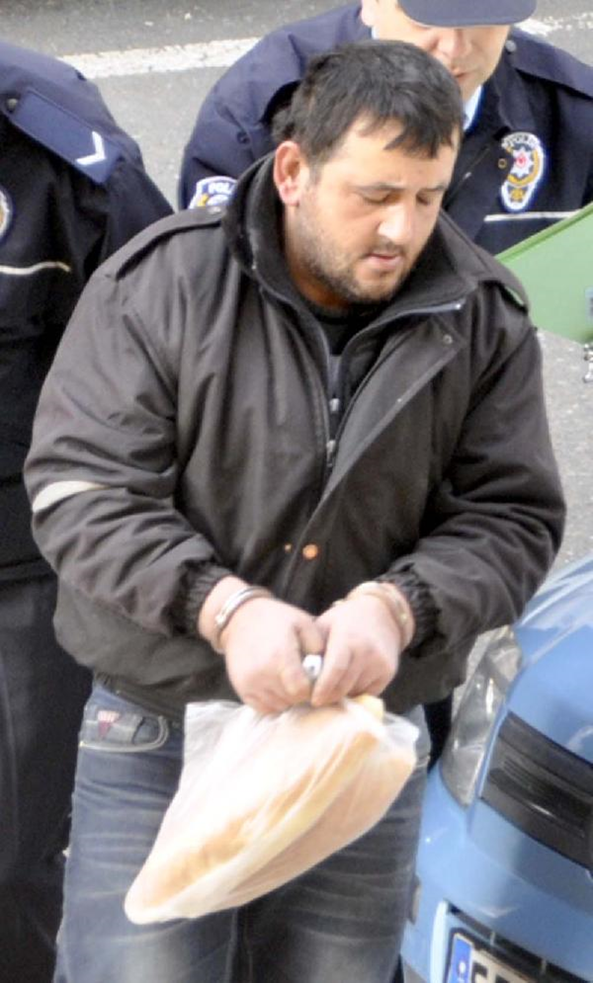 Eli Kelepçeli, Ekmek Poşetli Şüpheli