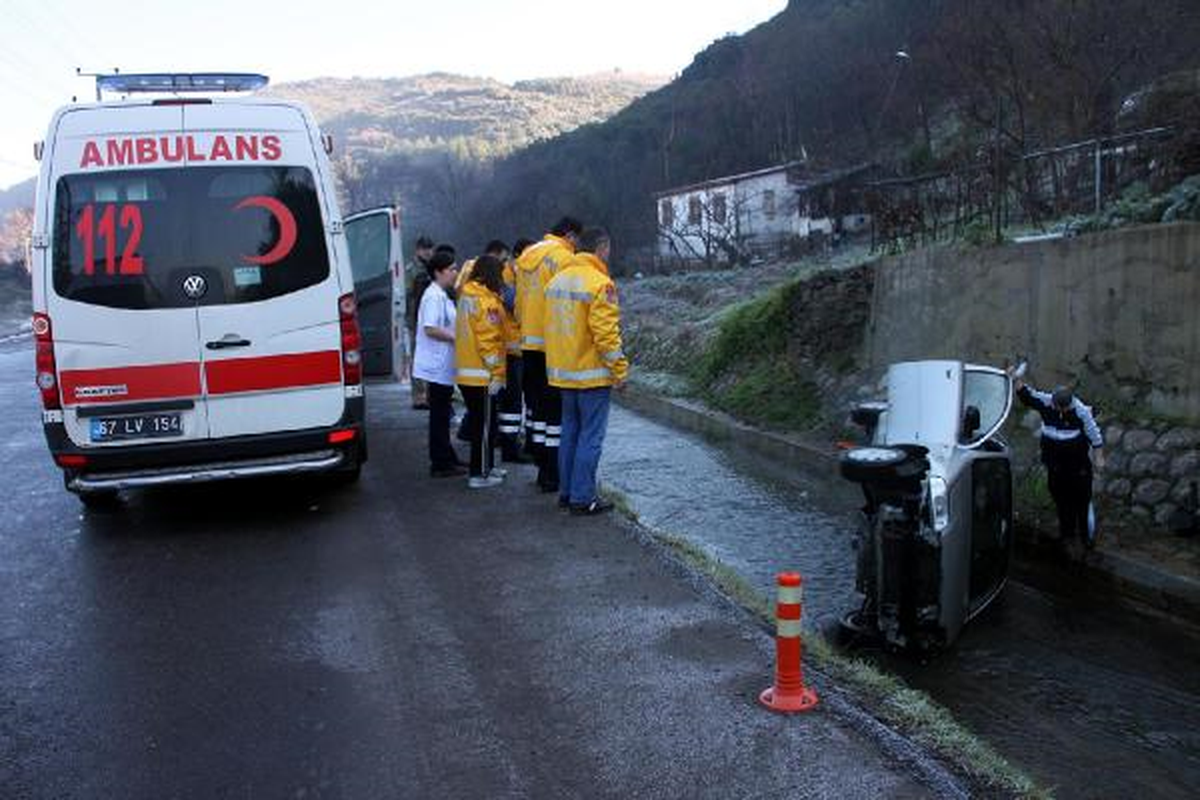 İki Otomobil Su Kanalına Uçtu
