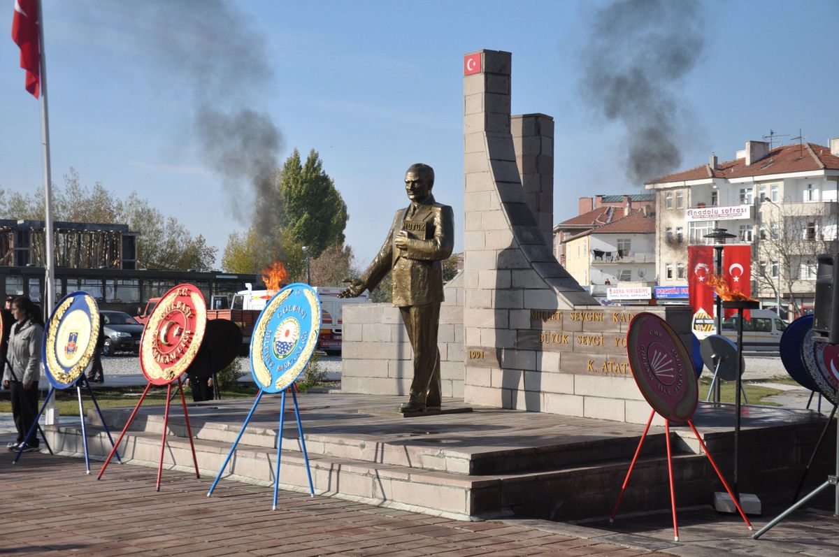 Gölbaşı\'nda Atatürk Anıtı\'na Saldırı