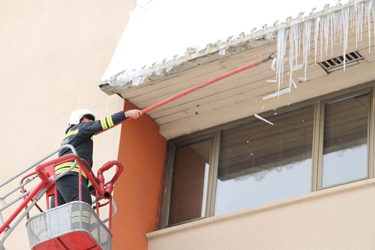İtfaiyeciler Sarkan Buzları Temizliyor