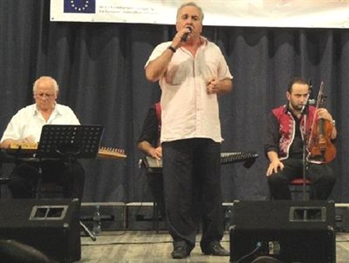 Kosova\'da Türkülerin Ustası Fişar\'a Yılın Sanatçısı Ödülü