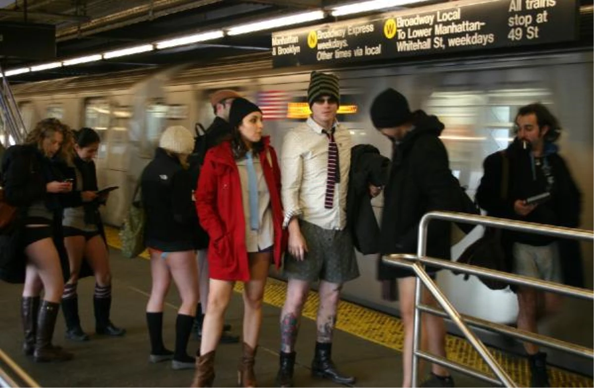 Metroda Pantolonsuz Yolculuk