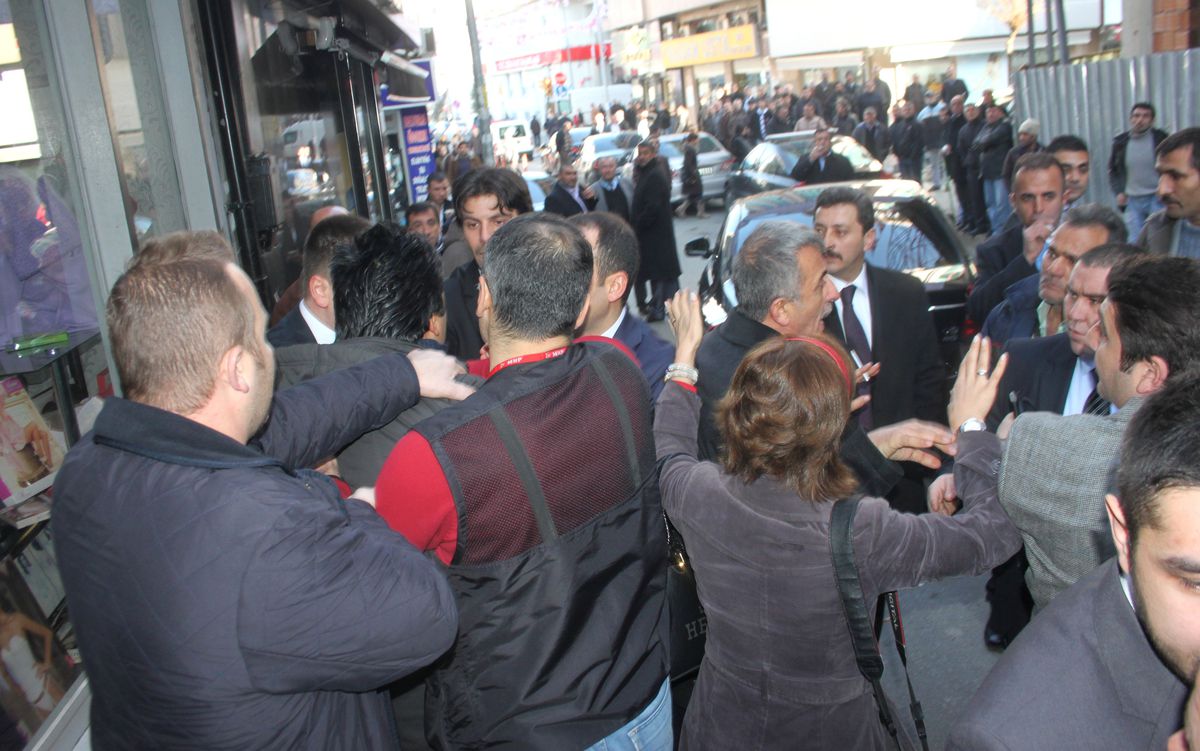 MHP Lideri Bahçeli Silivri İlçe Başkanlığı\'nı Ziyaret Etti