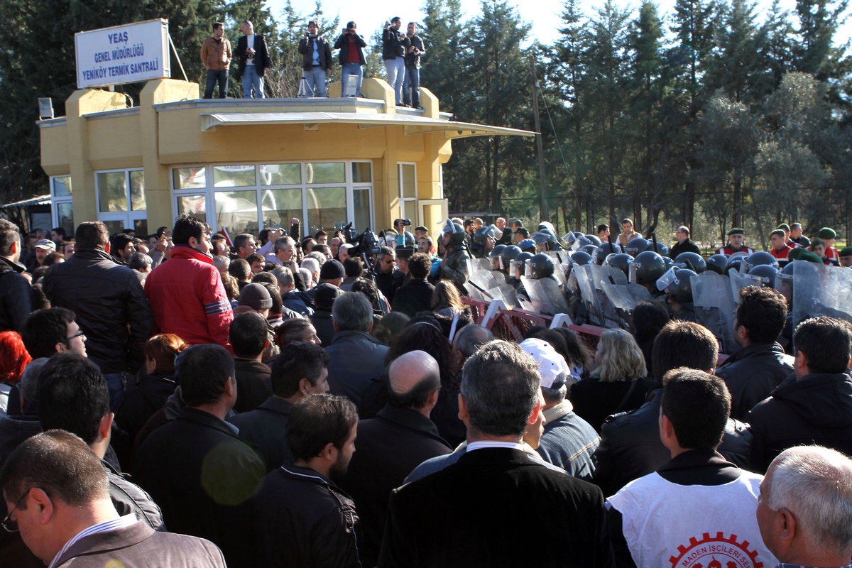 Milas\'ta Termik Santral Özelleştirme İhalesi Protesto Edildi