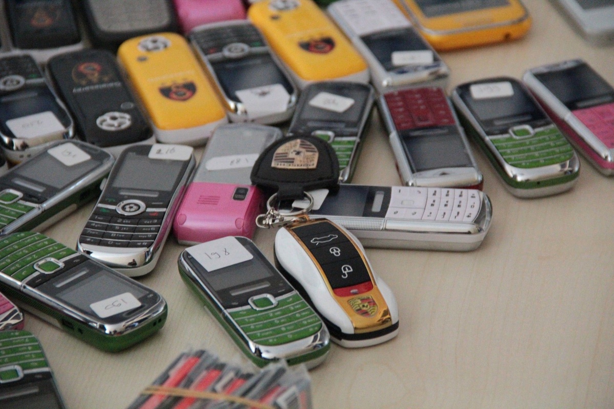 Of\'ta Gümrük Kaçağı Cep Telefonu Yakalandı