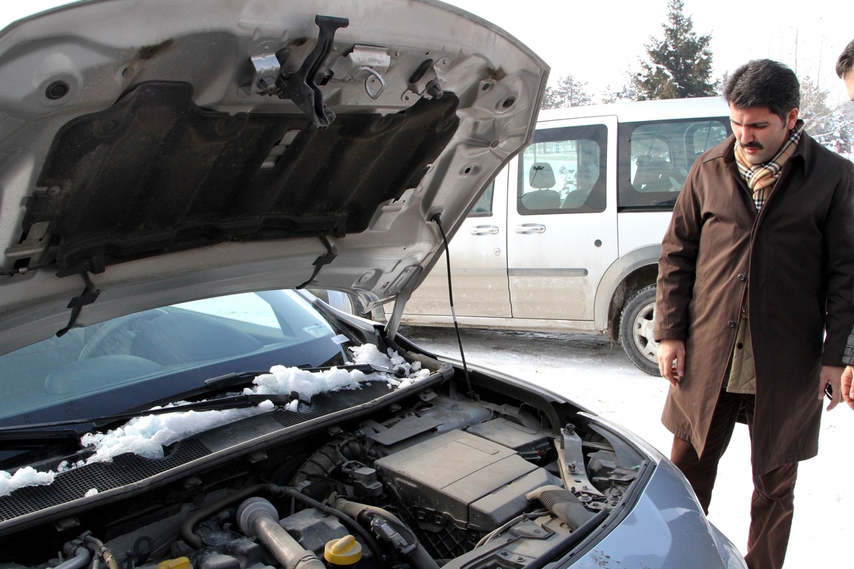 Otomobil Motoruna Giren Kedi Zor Anlar Yaşattı