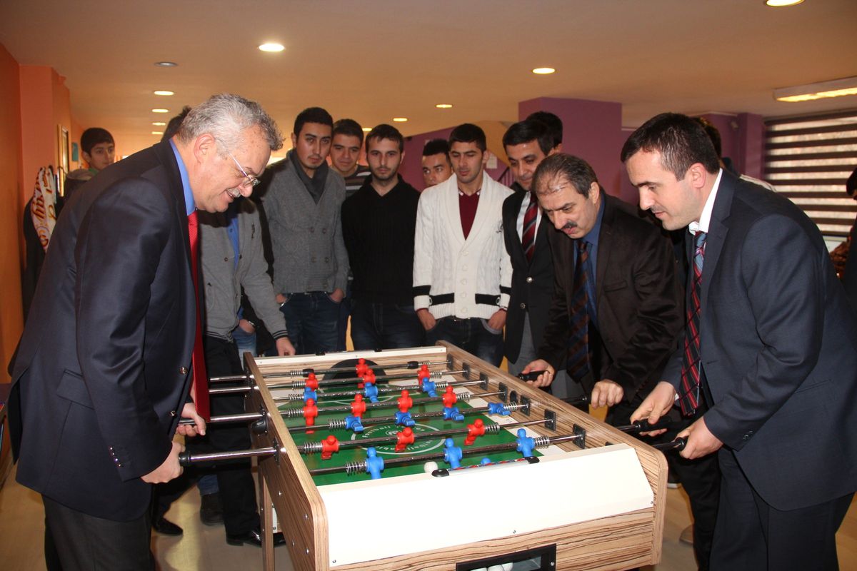 Vali Özcan\'dan Gençlik Merkezi ve Kariyer Merkezi\'ne Ziyaret