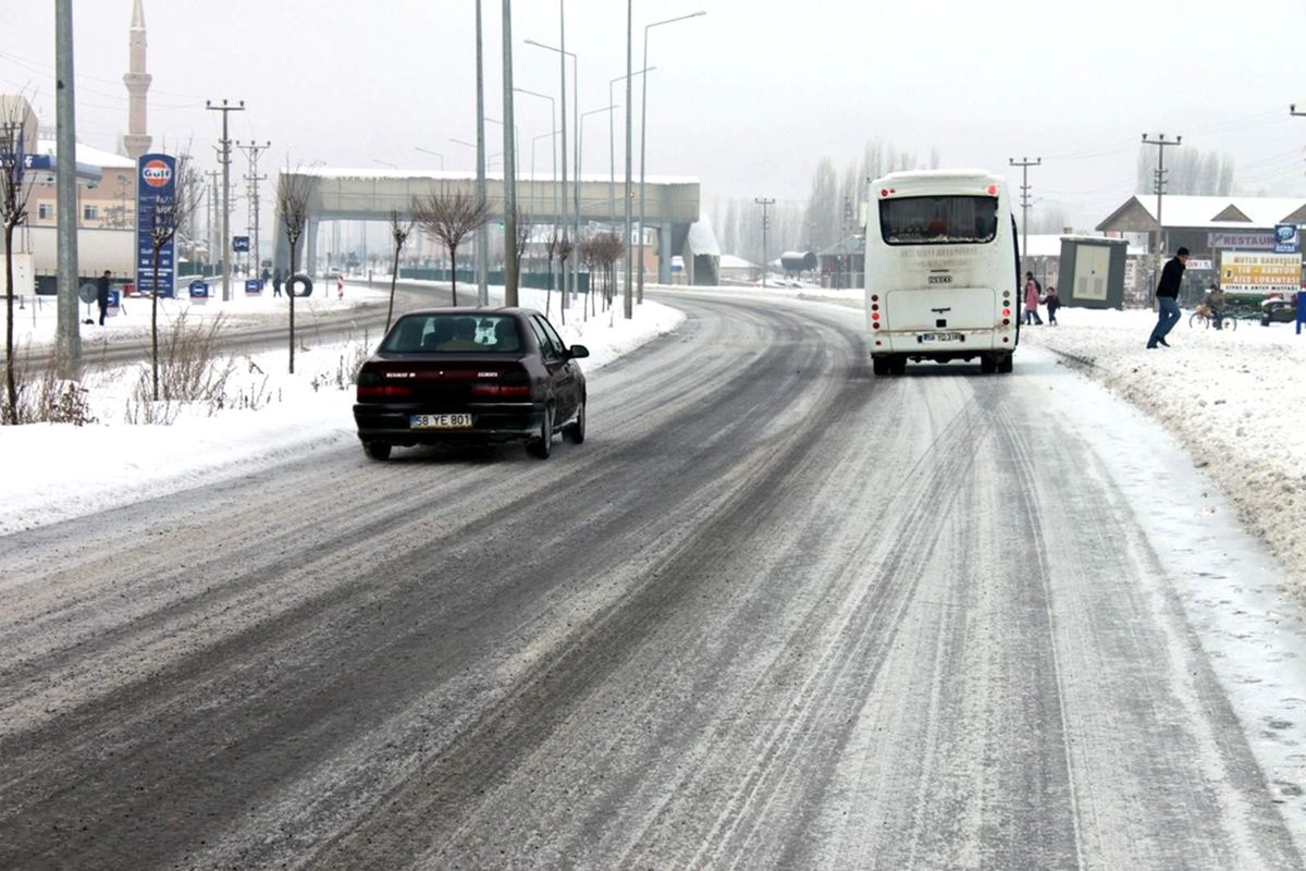 Yıldızeli\'nde 15 Köy Yolu Ulaşıma Kapandı