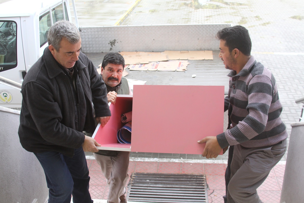 Zemini Çürüyen Okulun Tahliyesine Başlandı