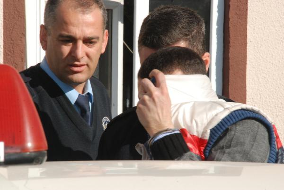 7 Aracın Camını Kıran Hırsızlık Zanlısı Güvenlik Kameraları Sayesinde Yakalandı